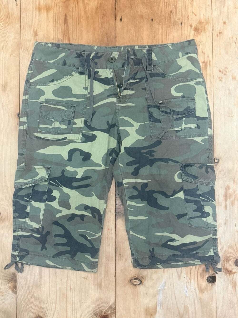 UNIONBAY Vintage Women’s Y2K Green Woodland Camo Cargo Shorts Capri - Size 11